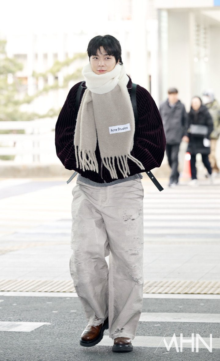 acne studios กับจอห์นนี่ลุคนี้เหมือนเพิ่งออกจากเตาอบขนมปัง