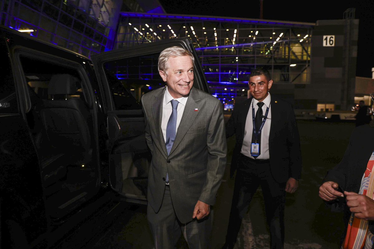 PresidenciaSV's tweet image. Le damos la bienvenida a El Salvador al Presidente Electo de Chile, @joseantoniokast. 

🇸🇻🤝🏻🇨🇱