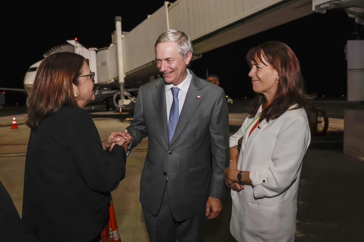 Le damos la bienvenida a El Salvador al Presidente Electo de Chile, <a href="/joseantoniokast/">José Antonio Kast Rist 🖐️🇨🇱</a>. 

🇸🇻🤝🏻🇨🇱