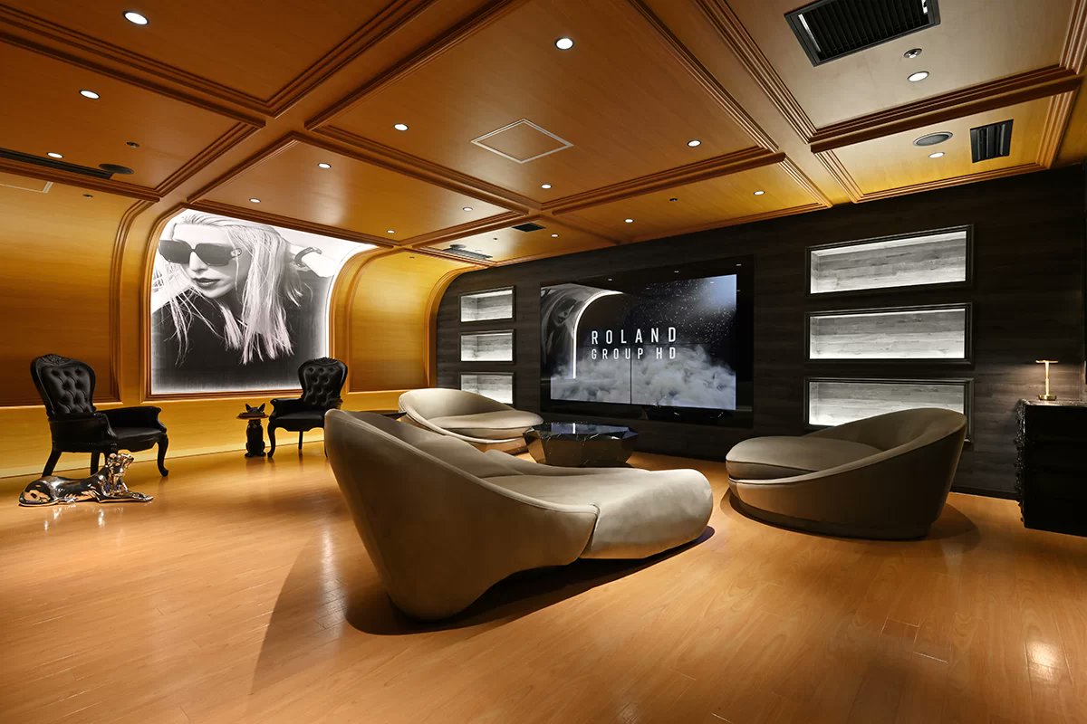過去にROLANDさんのオフィスをデザインさせていただきました。

コンセプトは【メディアの中の世界】

エレベーターが開いた瞬間、鏡張りのゲートが「ブラウン管」のように来訪者を飲み込む。 会長室の壁には、ご本人の肖像画。

なぜ、オフィスをここまで作り込むのか？