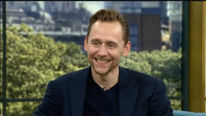 TomHidFansLATAM's tweet image. #HiddlesNews 
Tom ayer miércoles en el programa "This Morning".
Link ⬇️ ⬇️ 
youtu.be/ZVPuh8o6lD8?si…
📷 Daily Mail, ITV, The Sun, The Independent. 

Pt.1
#twhiddleston #jonathanpine #thismorning #hiddlesbeauty #thenightmanager  #thenightmanagerseason2 #tomhiddlestonfanslatam