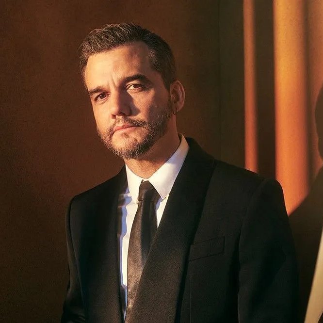 seriesemcena's tweet image. Wagner Moura falou sobre a visão distorcida que muitos americanos têm do Brasil:

“A imagem alegre é verdadeira: o calor humano, a cultura, a música, a comida — a melhor comida do mundo. Mas o Brasil também foi o último país a abolir a escravidão. A desigualdade é enorme. O poder…