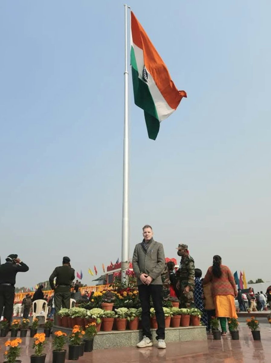 जिन्दगी में कुछ लम्हें अपने लिए भी जीना सीखिये
क्योंकि जरूरतें और जिम्मेदारियां कभी खत्म नहीं होती !!