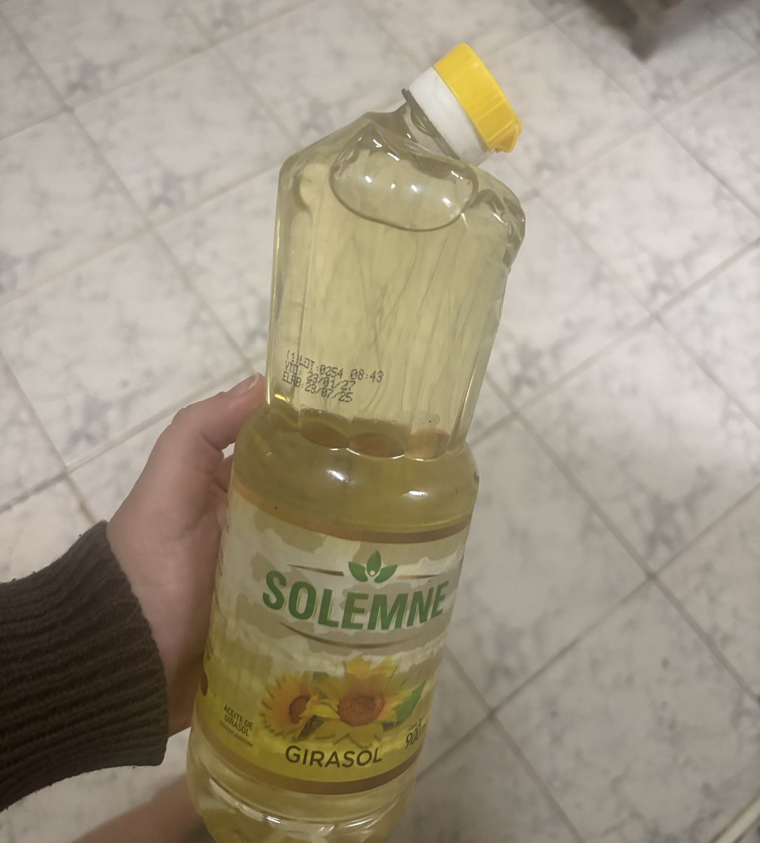 A esta botella de aceite le dieron un besito en el cuellito 😂😂😂😂😂