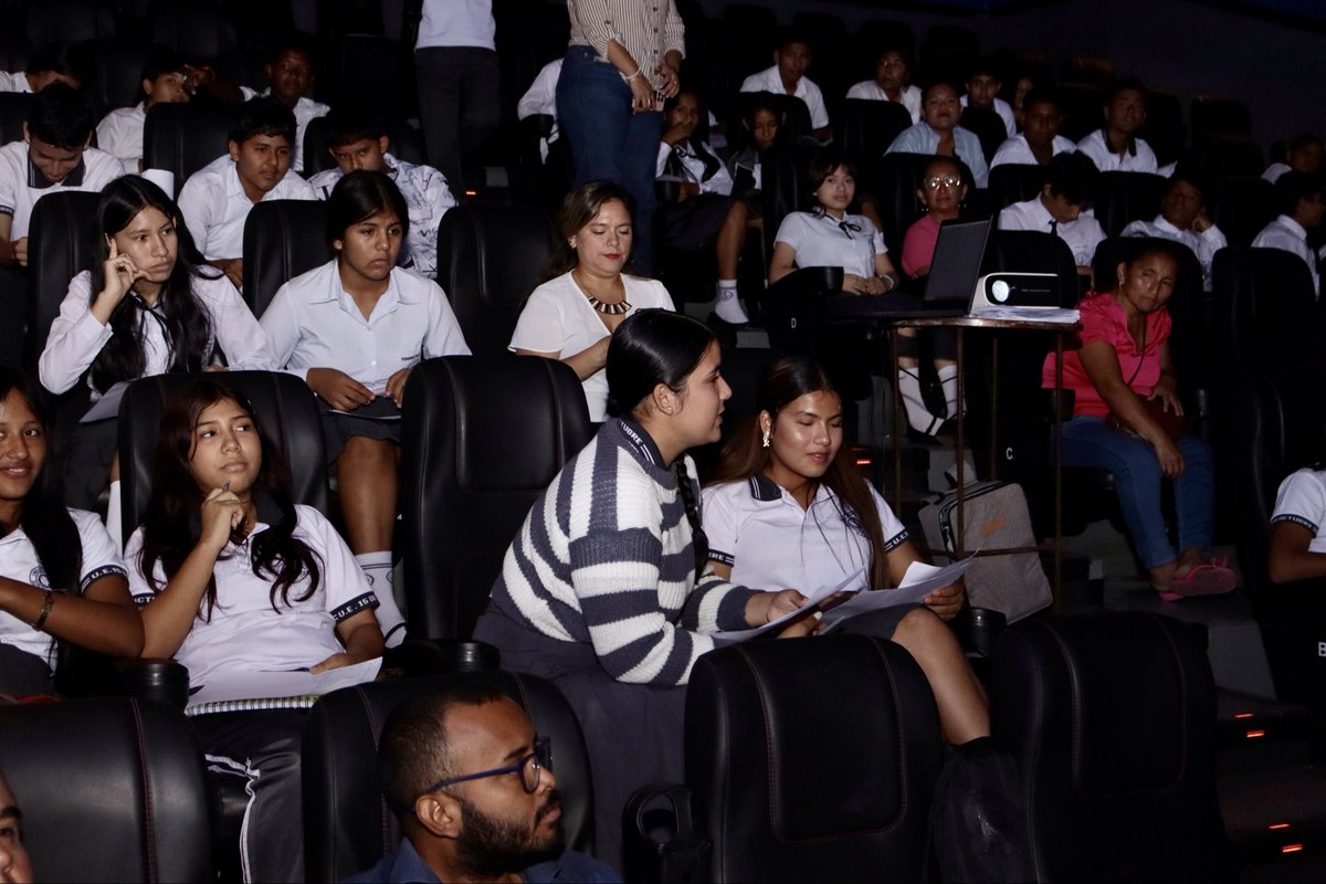 🎬✨ Un día de cine, reflexión y aprendizaje compartido

Hoy vivimos una jornada enriquecedora junto a los estudiantes de la Unidad Educativa Quince de Octubre de Naranjal, donde el cine se convirtió en un espacio para dialogar, cuestionar y conectar realidades.