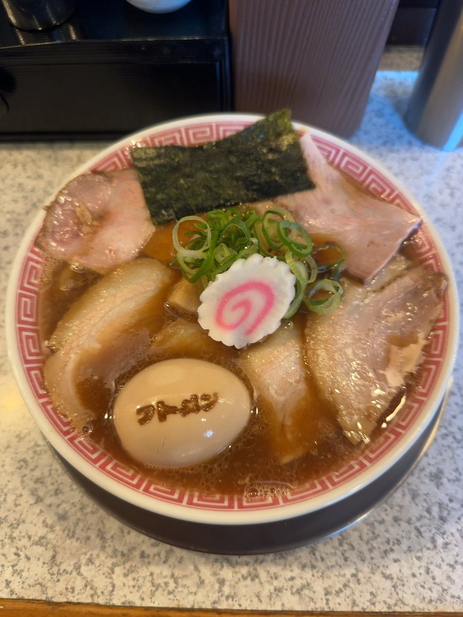 06kai's tweet photo. ということで今日はLAVA店休日のためおうちでヨガ後、歩いて行ける推し麺屋さんへ😆今日が参観日であること、交代休日をとった過去の自分に感謝しかない🥹✨️美味しかった〜🥰
#福岡太麺
#NORAMEN
#肉中華そば https://t.co/ezfwxtNfsJ