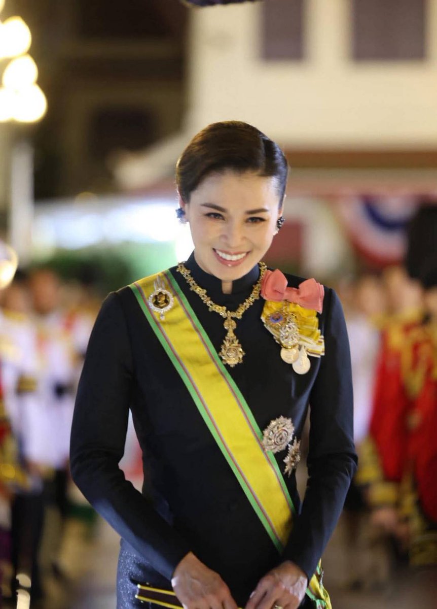 Octop1998's tweet photo. รอยยิ้มสมเด็จแม่ทำให้หนูใจฟูเลยเพคะ💜👸🫶🏻🥹
Cr.พี่กวางศรี
#พระราชินีสุทิดา https://t.co/xioPyDGz2h