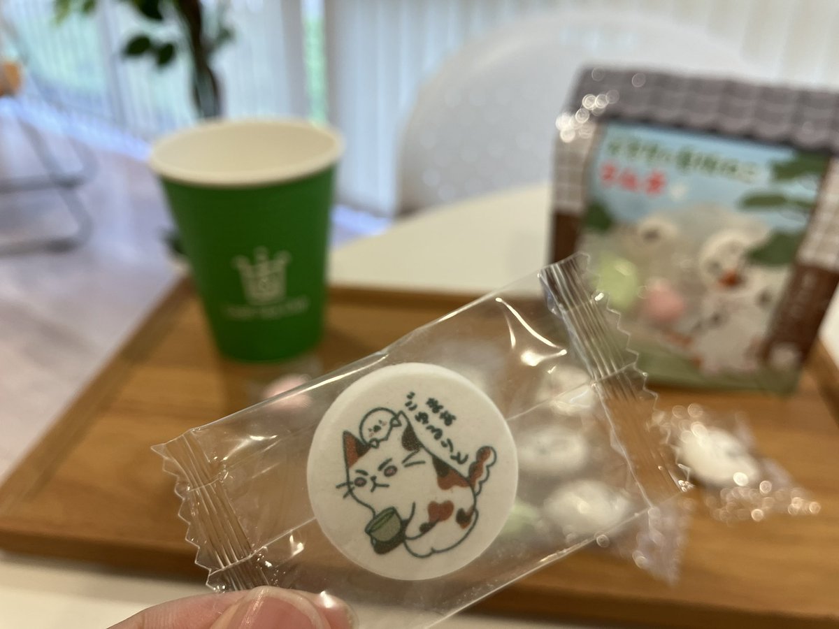 mitarashichaya's tweet photo. ちょっとはやい午後のティータイム🍵
みたらしちゃんラムネ🐈を食べて、午後も頑張りましょう💪

#お茶屋の看板猫
#午後のおやつタイム https://t.co/r468XVGH7I