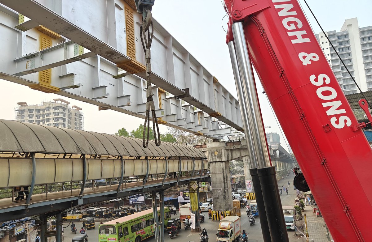 prathmkushwaha's tweet photo. Two steel girders launched last night over the BMC Station skywalk with the help of a planned road block from 11 PM-8 AM. The activity will continue for the next 3 days, with 1 girder still pending to be launched. #MumbaiMetroLine4
@Sahilinfra2 @RahulChels @haldilal @rajtoday https://t.co/FRMK8ZxK8V