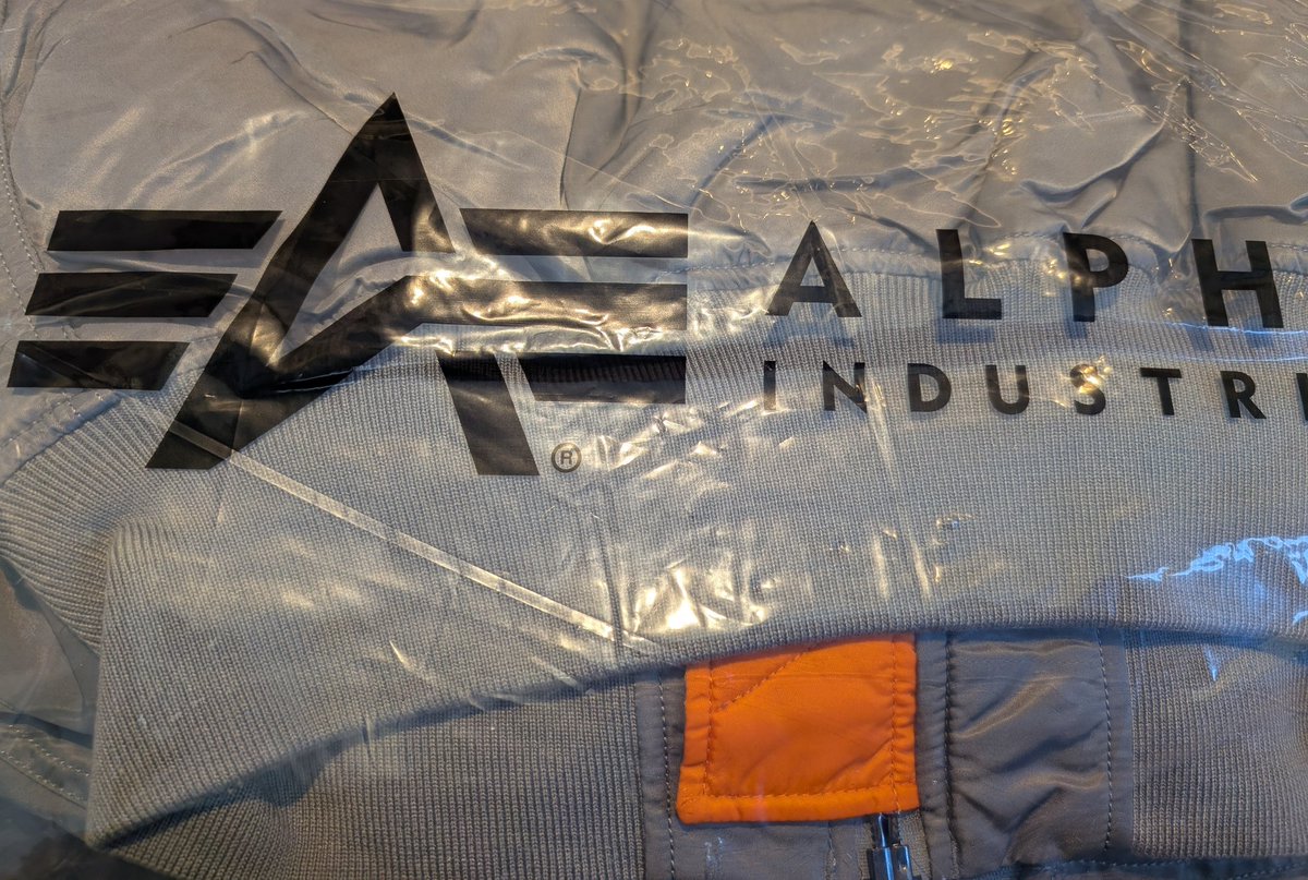 早く並んでジャケット購入出来ました😆❤️どっちの色も可愛くて両方