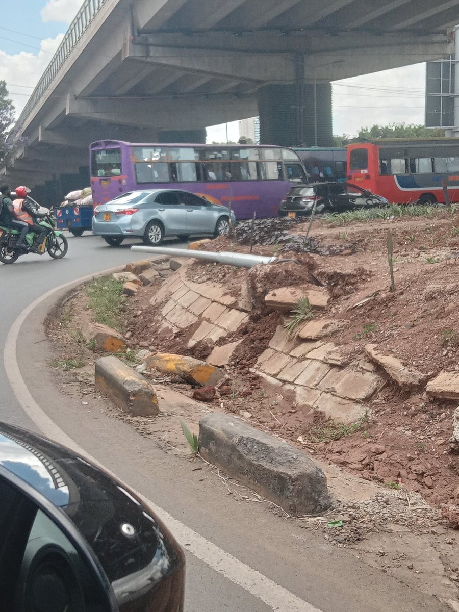 GAgenuine's tweet photo. @KeNHAKenya KeNHA can't afford to fix safety diversion blue sign at Machakos Kyumvi junction start of dual carriage way and fix NIGHT REFLECTIVE MATERIALS around Nyayo stadium roundabout and Nyayo house roundabouts where motorists fatally crash daily but there's money for road shows. https://t.co/likB4to4Do
