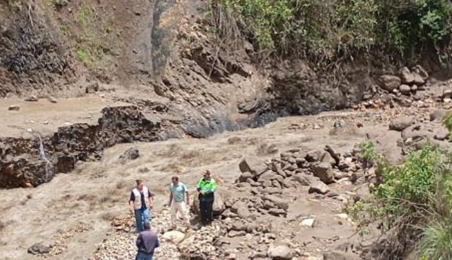COENPeru's tweet photo. ⚠️ Áncash: Municipalidad Distrital de #Musga coordina el apoyo de maquinaria pesada para los trabajos de rehabilitación y restablecimiento del tránsito tras la #Inundación por desborde de río en los sectores Huayobamba, Viscacha, Matara y Rahuay, provincia de Mariscal Luzuriaga, que causó daños a puentes e infraestructura de riesgo. (1/2)