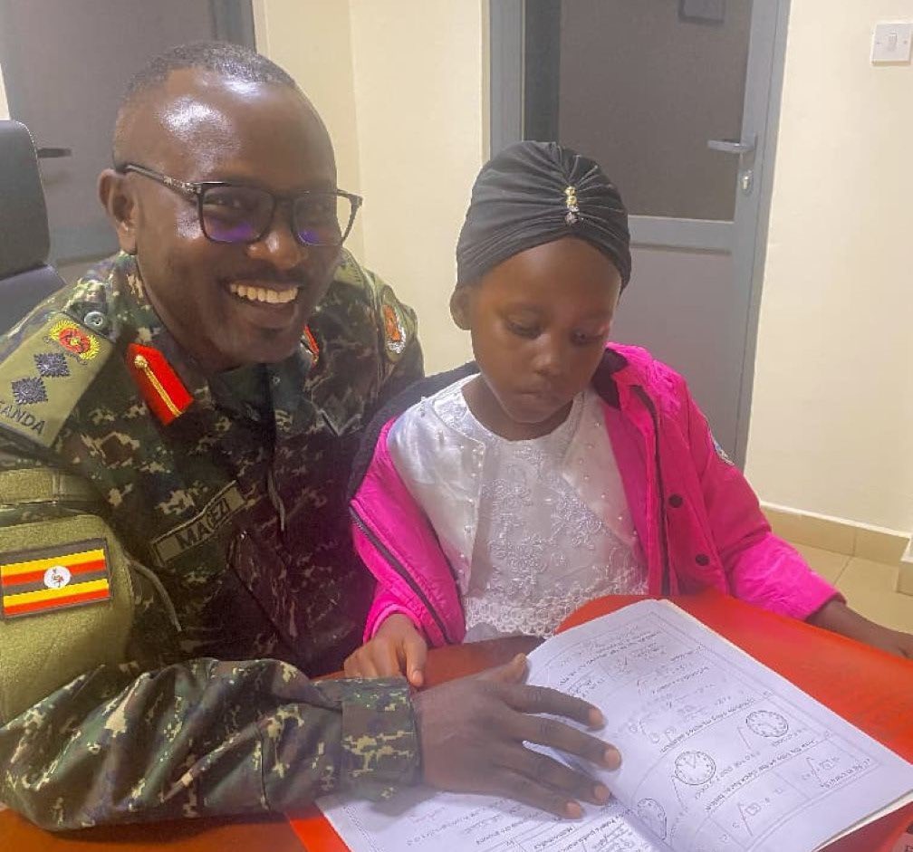 Sebbo <a href="/ChrisOMagezi/">Chris Magezi</a> , u said ur not looking for <a href="/HEBobiwine/">BOBI WINE</a> , then what's this??
The moment you possess a family, then you should stop being controversial !!
@
#RedRoseFlowerRevolution