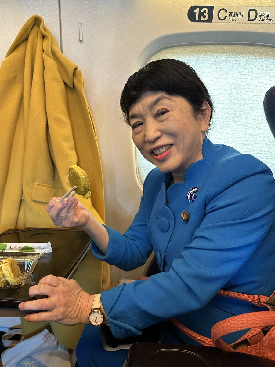 mizuhofukushima's tweet photo. からしれんこんを食べています。辛いです。
父がからしれんこんを食べたいなと言うと、母ははーいと言ってよくからしれんこんを作っていました。
からしれんこんは家庭の味なのです。 https://t.co/PiGQf9DcgV