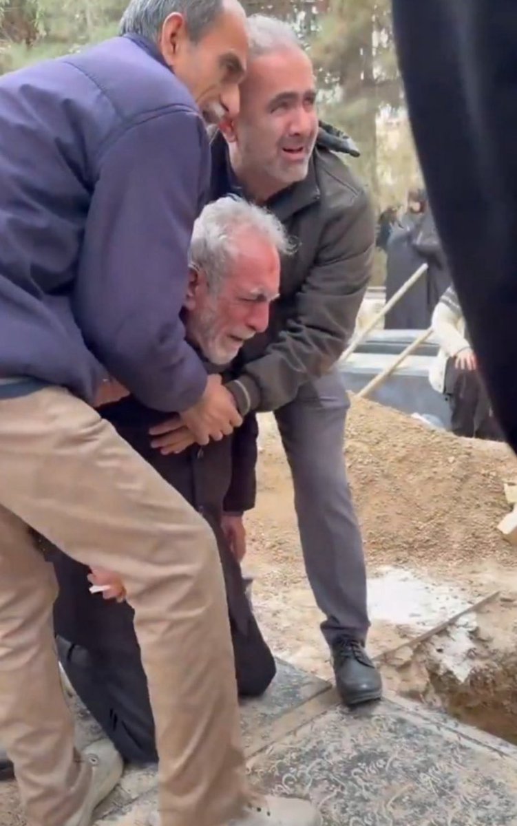 «و هفت روز و هفت شب در کنار او بر زمین بنشستند و کسی را با وی سخنی نگفت.

زیرا که می‌دانستند درد او بسیار عظیم است»

- کتاب مقدس (فصل ایوب)

#IranMassacre