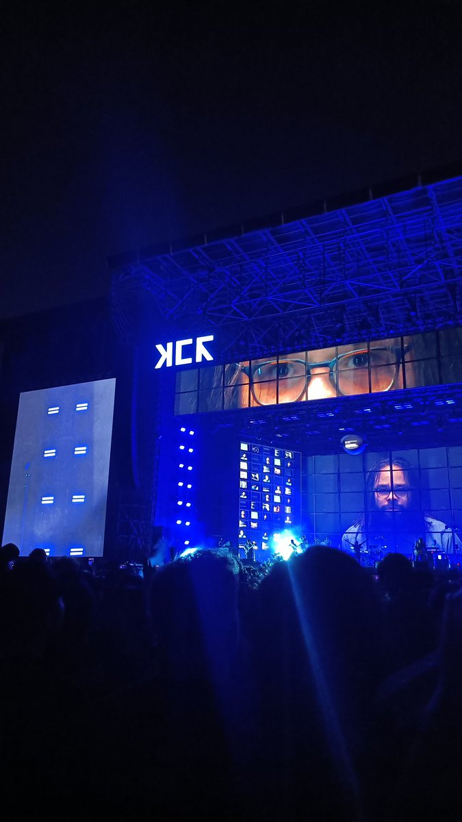 PameDesu's tweet photo. El concierto fue todo lo que siempre soñé y más. Regalé photocards, la gente fue genial, el setlist hermoso.
Estoy más feliz que la chucha 💜 

#MCRChile2 https://t.co/53HYyxZZnk