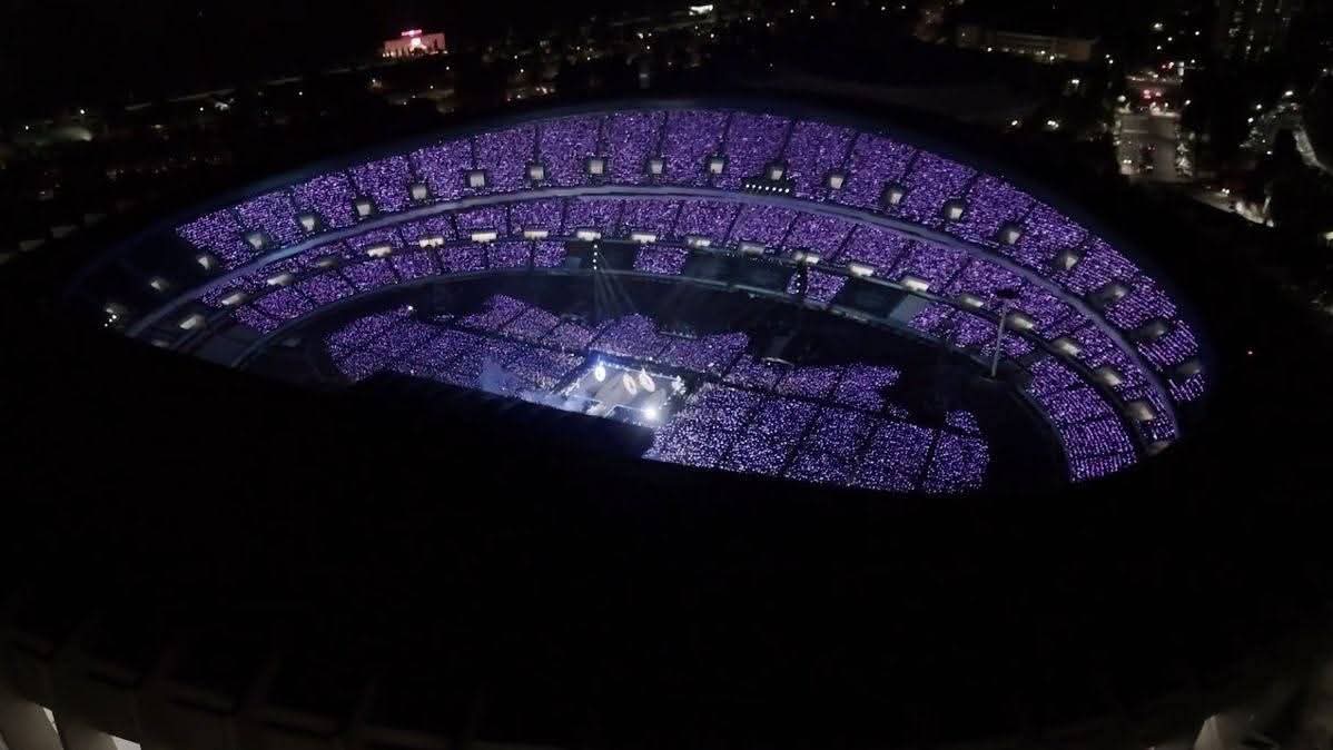 btswingsjm7's tweet image. BTS tuvo "Black Ocean" desde el 2013 al 2016. En todas sus presentaciones, los fans de todos los demás grupos se lo hicieron como forma de mostrar su rechazo. Gracias al cielo el fandom creció tanto que jamás volvió a suceder

Mantengamos siempre encendido ese "OCEANO PURPURA" 💜