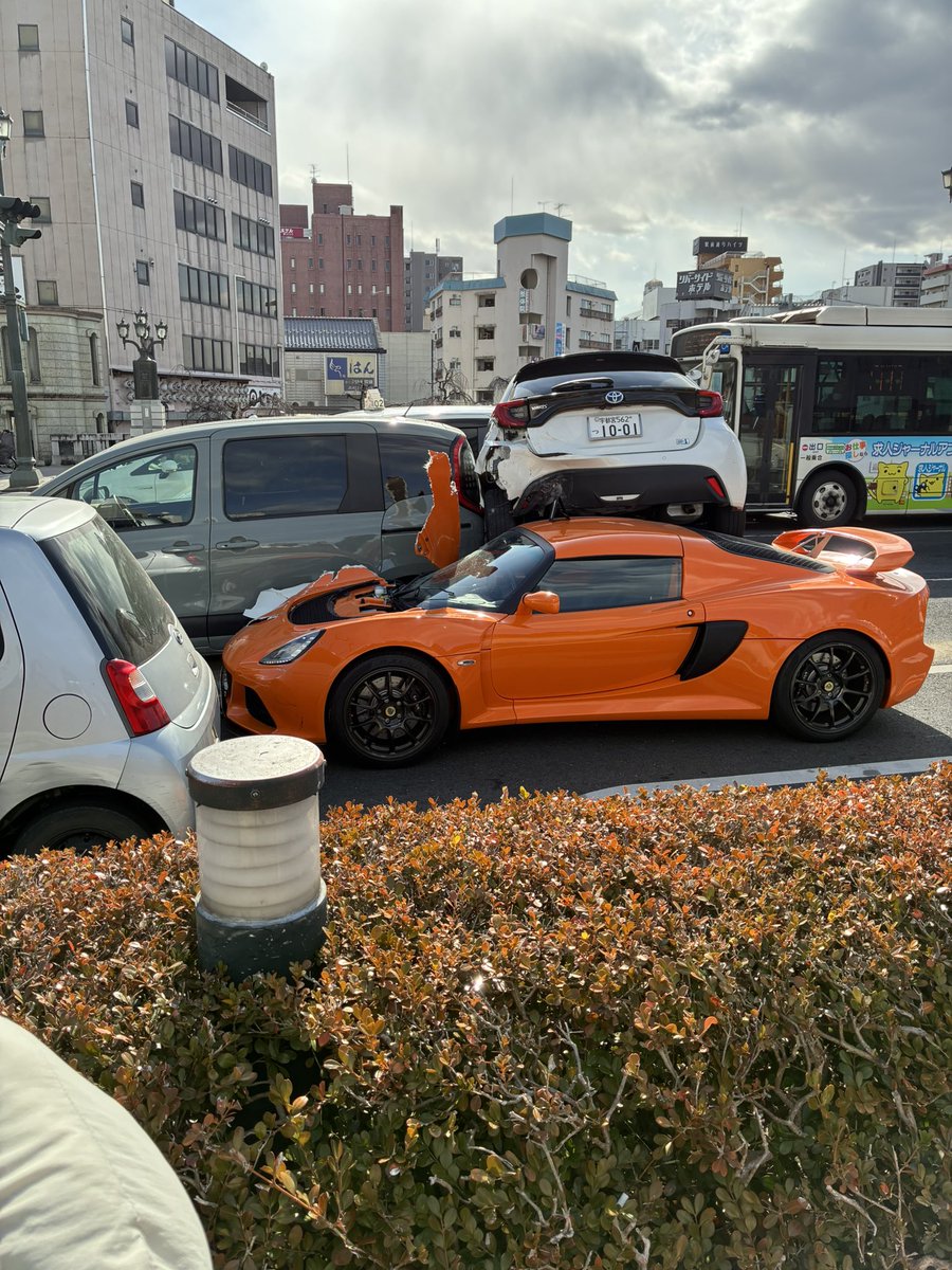 宇都宮駅前でダイナミック事故
