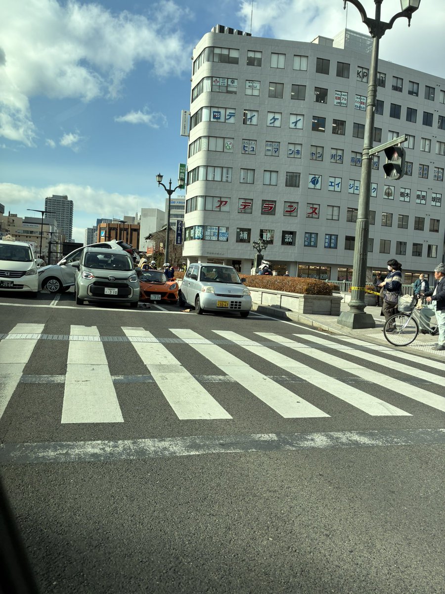 yunnkelu's tweet photo. 宇都宮駅前でダイナミック事故 https://t.co/21BaZDEJKt
