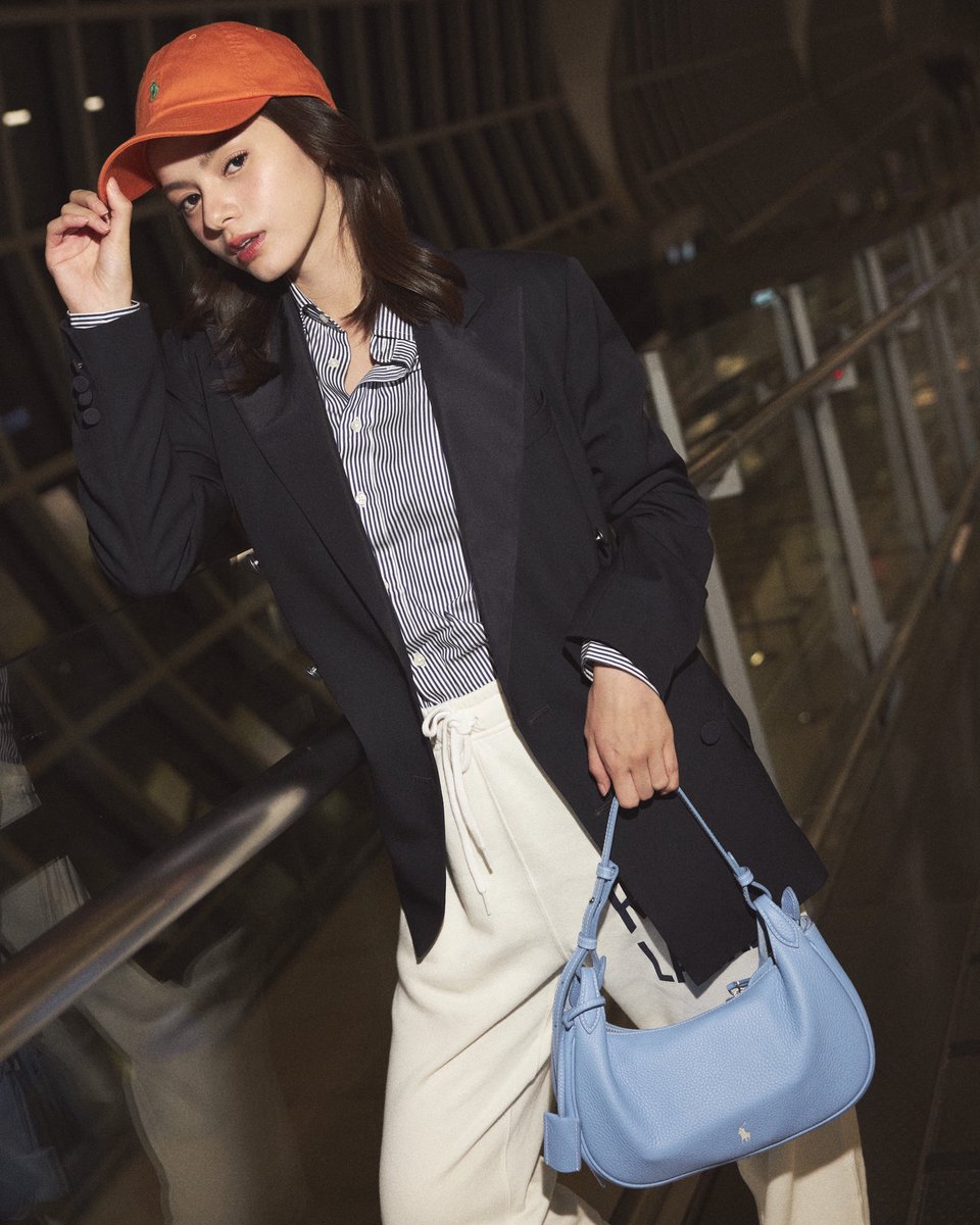 CancheMirza's tweet image. ¿Quien es esta encantadora chica?

Qué Bella se ve con ese Look... 
ese atuendo de Aeropuerto casual y a la vez elegante sin duda es Lindo y le queda impecable, pero ella lo vuelve mejor 😌

BECKY GOES TO AUSOPEN26 
#BeckyxPoloRalphLauren
#beckysangels‌