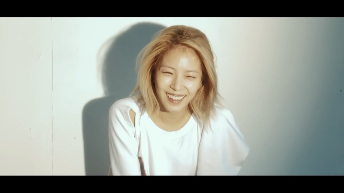 중단발+금발 무슨일이야ㄷㄷ큰거온다😍