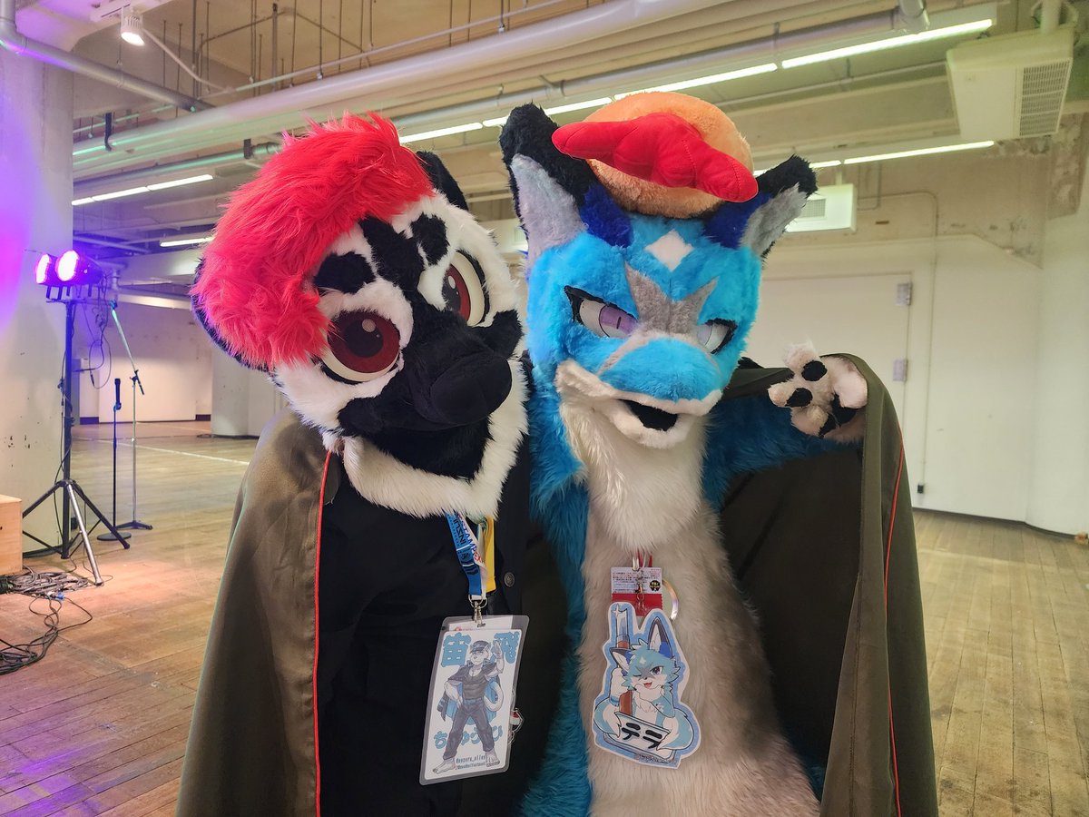 大きいと暖かい......このクローク！
Big &amp; Warm......The Cloak !

🐺 テラ
🍣 <a href="/aozora_alien/">宙飛🐾ちゅうひ🏳️‍🌈→未定</a>

📸 わたしです

#FursuitFriday