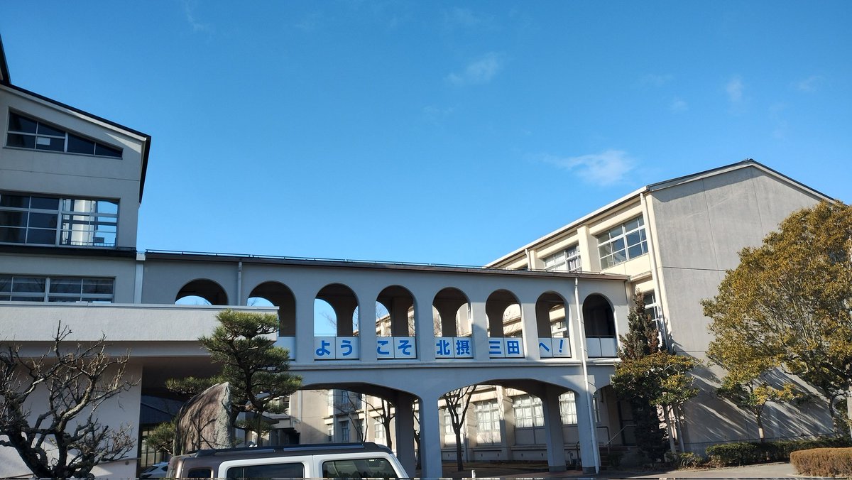 年イチ、兵庫・三田市の高校に特別授業の日。今年もお声掛けいただいたことに感謝しながら、テレビの仕事についての話とともに、キャリアコンサルタントとして、VRTカードを使って生徒さんに自分自身の職業興味を探索いただいた。コレがまた盛り上がる！自分自身の興味・関心ってわからんもんです