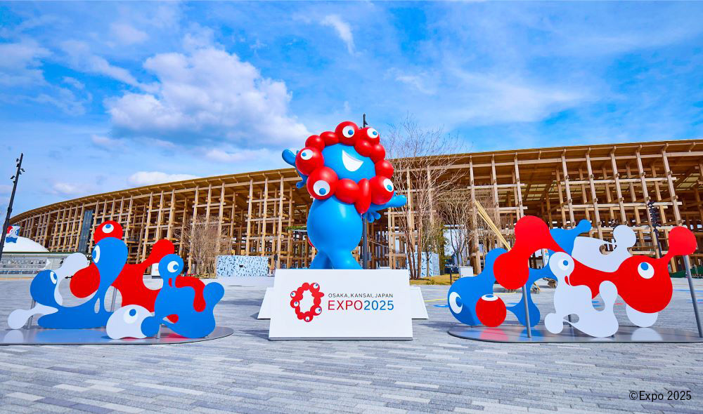 🔴🔵ミャクミャクモニュメントが万博記念公園にやってきます！🔵🔴

大阪・関西万博の会場を旅立ったミャクミャクのモニュメントが、2/21(土)に万博記念公園へ移設されます🎉
そこで、ミャクミャクモニュメントをお出迎えするセレモニーを開催します！✨
新たな門出を一緒にお祝いしましょう😊