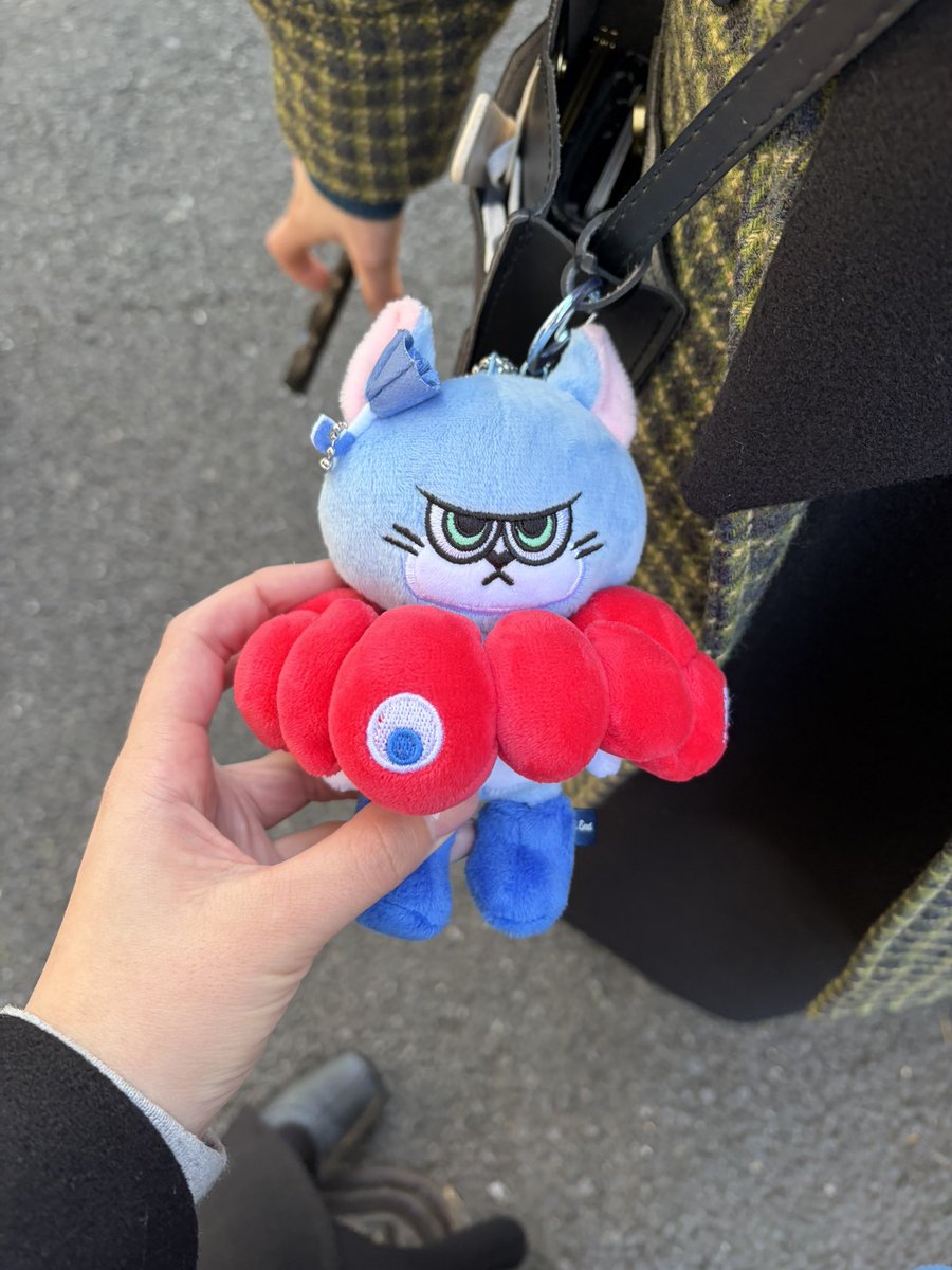 武道館〜神田間でこちらの画像のぬいぐるみ（ミャクミャクのみ）を落としました。
もしお見かけしましたらお手数ですがご連絡いただけますと幸いです。
#拡散希望