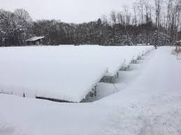 7Znv478Zu8TnSWj's tweet photo. どうして雪深い地域･山の斜面･山林に、強度の弱い架設のメガソーラーが乱立するの不思議に思ったことはありませんか？

これは太陽光発電が「再エネ」の名を借りた土地転がし＋金融商品だからです。
👉発電条件より金融条件を優先したFIT
👉行政の安易な開業補助金と融資制度
👉耐久性を担保しない認可制度
👉初期回収だけを狙う事業モデル
結果、事業者が倒産･撤退すると責任者不在になり、最終的なリスクは地域と住民が負う仕組みです。

つまり国の再エネ政策の誤りが日本の国土を荒廃させているのです。再エネ議連には責任を取らせる必要があります。
