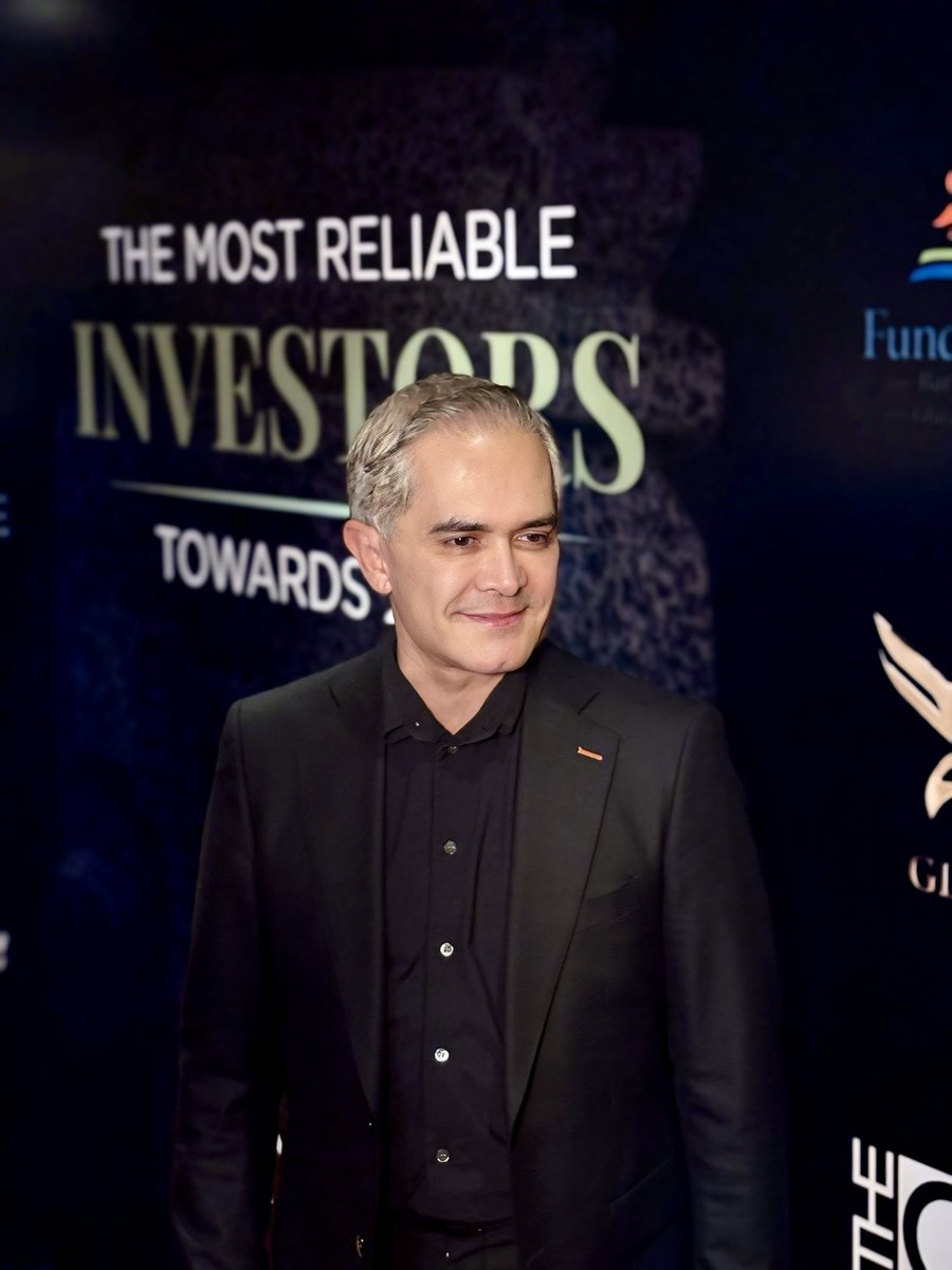 ManceraMiguelMX's tweet image. Por la conducción económica y
administrativa, así como el impulso a la infraestructura estratégica en #CDMX, hoy recibo la distinción de este reconocimiento que me otorga Claudia Montelongo. #mm