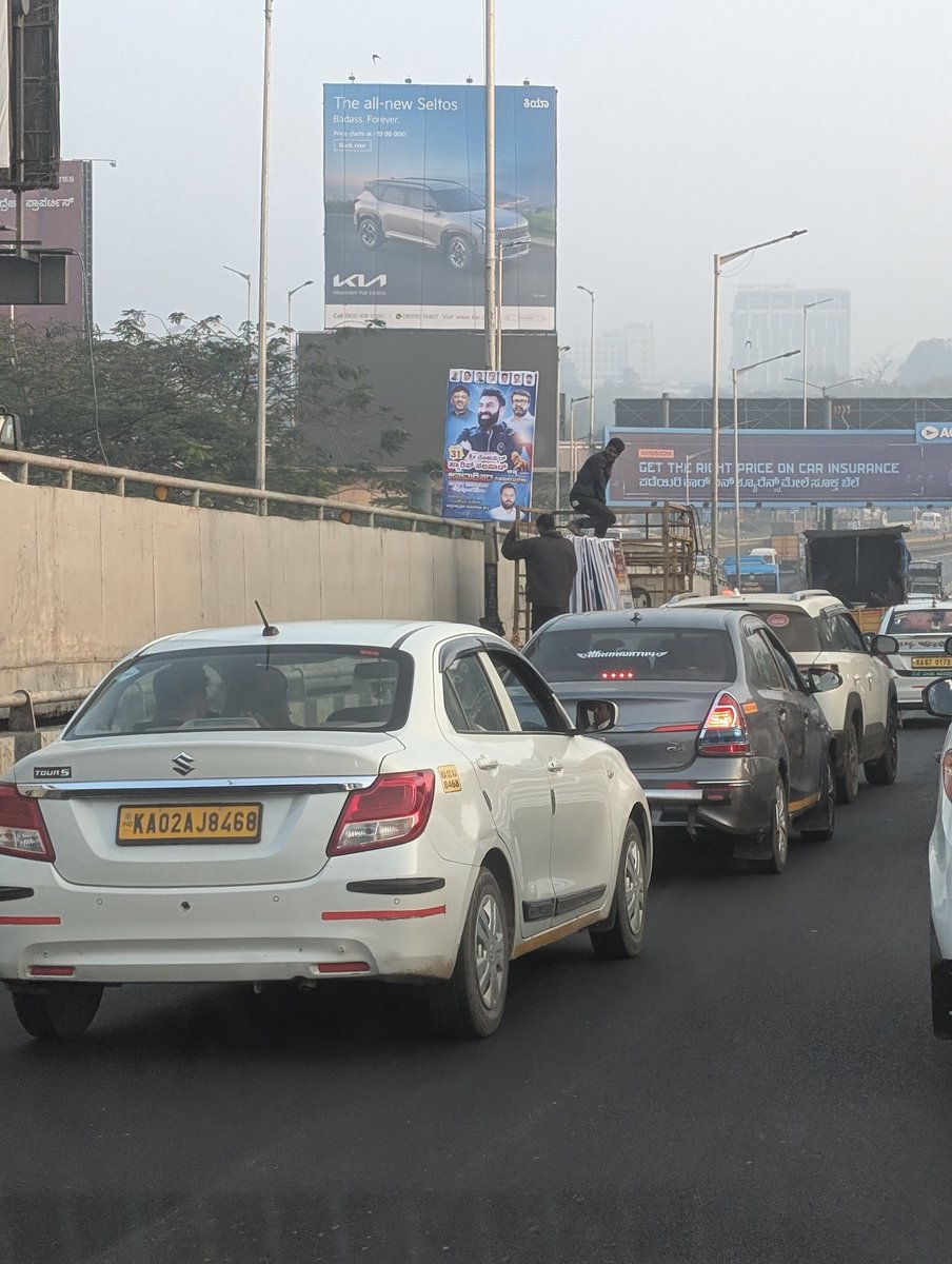 Despite the High Court ban, political flex banners continue to choke Bengaluru’s infrastructure. Not only is this illegal, but the installation process is actively creating traffic jams. Action needed! @BBMPCOMM <a href="/CPBlr/">CP Bengaluru ಪೊಲೀಸ್ ಆಯುಕ್ತ ಬೆಂಗಳೂರು</a> <a href="/BlrCityPolice/">ಬೆಂಗಳೂರು ನಗರ ಪೊಲೀಸ್‌ BengaluruCityPolice</a> <a href="/BBMP_Bengaluru/">BBMP Bengaluru</a>
​#NammaBengaluru <a href="/ChristinMP_/">ChristinMathewPhilip</a>