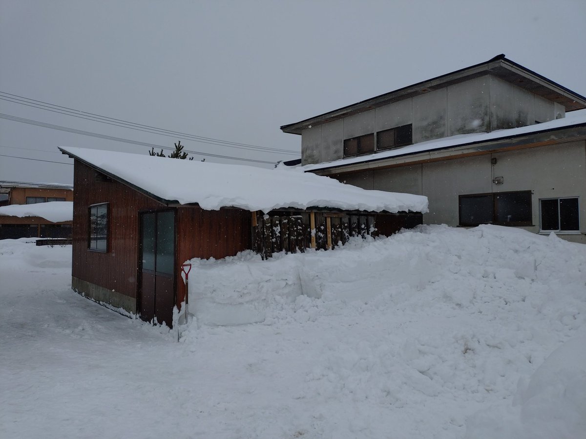 スタッフ；ササキ 今週は2回も午前中休んで家の雪掻き。写真は車庫の