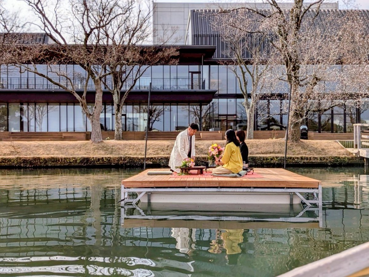 堀床（ほりどこ）に始めて乗りました✨
安定感あって水に囲まれている感覚が最高でした😌🌿
堀床の上でブーケアレンジメントを教わりました💐