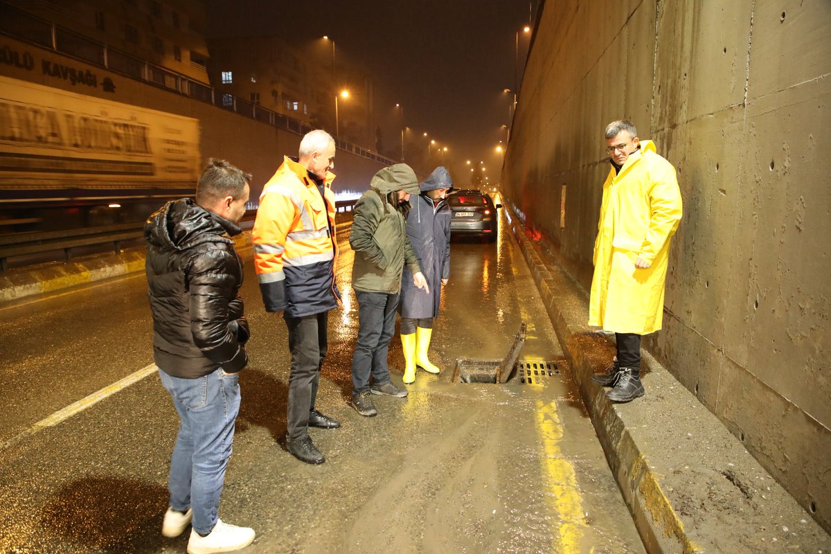 Şanlıurfa’da etkisini gösteren sağanak yağışın oluşturabileceği riskleri en aza indirmek amacıyla ŞUSKİ ekiplerimiz gece boyunca teyakkuzdaydı. ŞUSKİ Genel Müdür Yardımcılarımız Haşim PALİCE, Fatih KARA, Daire Başkanımız ve personellerimiz sağanak yağış için gerekli tüm