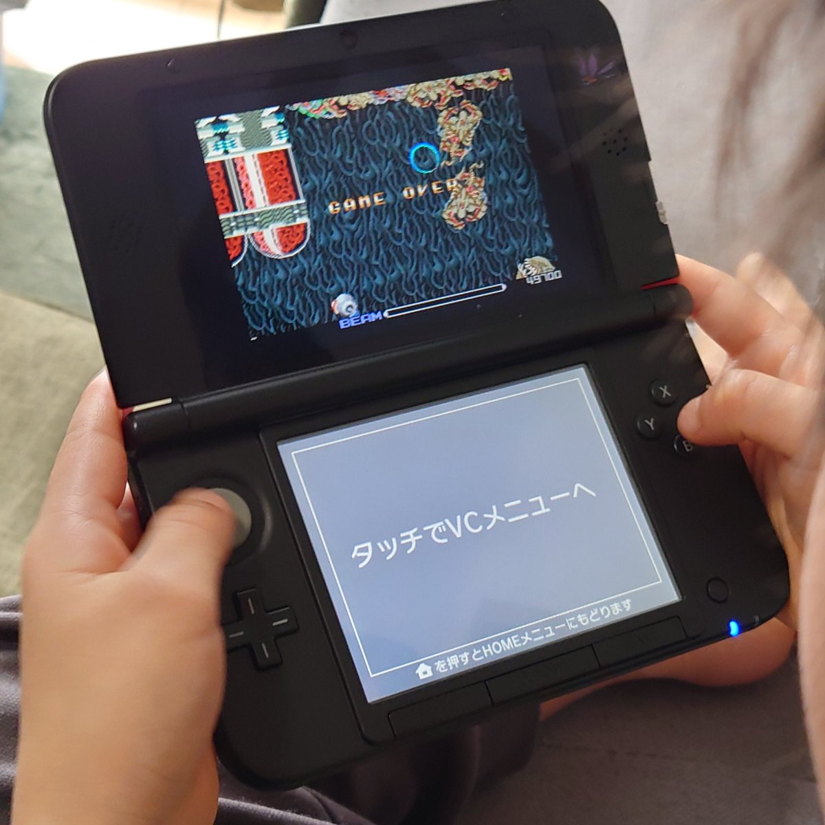 meguo0523's tweet image. これ、お母ちゃんが幼稚園児の頃にやってたゲームでな…？？？
ﾑｽｯｺにDS復刻版のR-TYPEを与える悪い母😏