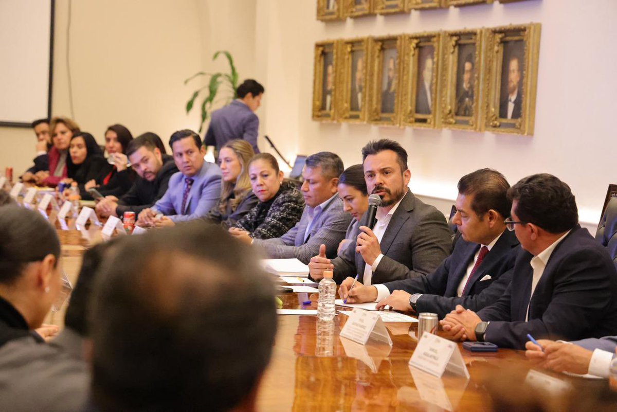Sostuvimos una reunión productiva 🔋 
encabezada por nuestro Gobernador <a href="/armentapuebla_/">Alejandro Armenta</a> 🤝🏻, junto a integrantes de su gabinete estatal. Desde el grupo legislativo del <a href="/PVEM_Puebla/">Partido Verde Puebla</a> ✌🏻 cerramos filas, refrendando nuestro respaldo y dejando claro que cuenta con nosotros para seguir