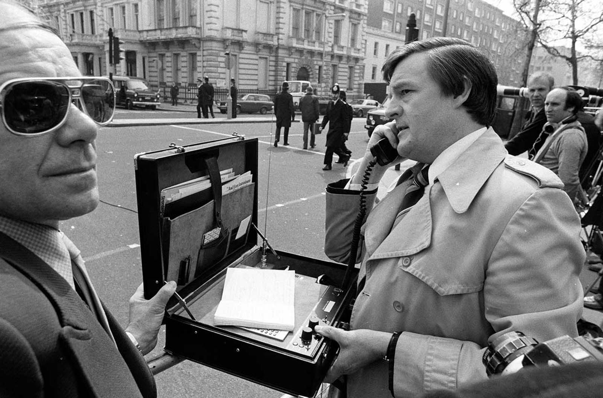 GAERTHMEISTER's tweet photo. --- #LosHUMANOSysuTECNOLOGÍA ---
Celular 1983, Londres https://t.co/GmOboAS0i2