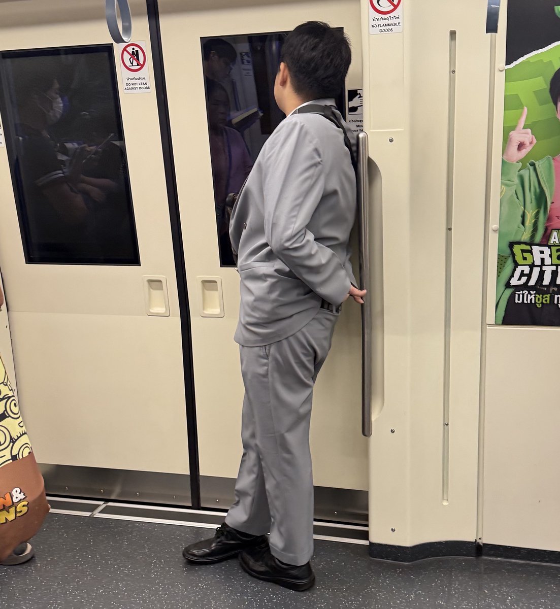 nolikebananazz's tweet image. ⚠️เตือนภัย⚠️
เจอคนดูไม่ปกติใน mrt ขึ้นมาจากโซนสถานีหลุกสอง(ประมาณนั้น) ลงที่หัวลำโพง น่ากลัวมาก เดินพูดเสียงดังในขบวนไม่หยุด แล้วมาจ้องหน้าคนในขบวนแล้วยิ้มให้ เบื้องต้นเราแจ้งนายสถานีแล้วค่ะ ระวังตัวกันด้วยนะคะ น่าจะกลับด้วย mrt นั่นแหละ