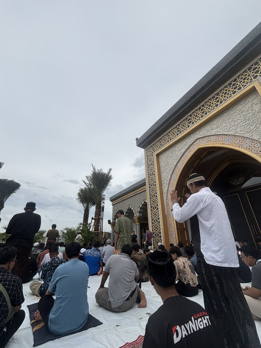 nadwy's tweet photo. Ternyata masjid baru PIK tidak mencukupi. 
Harusnya dua lantai, mana speaker luarnya gak ada. Namanya minoritas di PIK https://t.co/VH0KOnYyyb