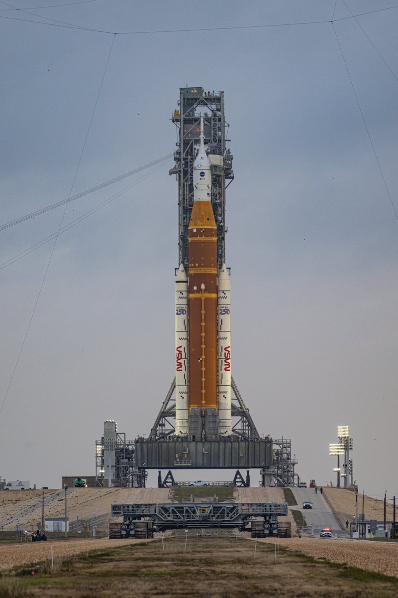 NASA is reportedly delaying the wet dress rehearsal tanking test for the SLS rocket by at least 48 hours. Teams were expected to be called to stations shortly after 8 pm ET (0100 UTC). <a href="/NASA/">NASA</a> has made no comments and has not responded to questions about the test.

📸: <a href="/mdcainjr/">Michael Cain</a>
