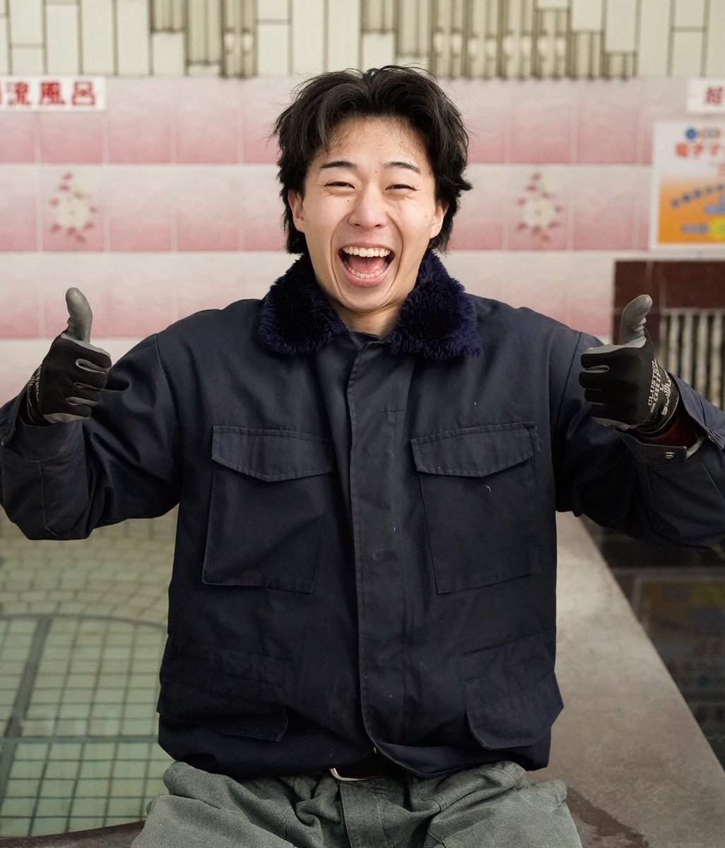 sugma_org's tweet photo. 調布鶴の湯の立ち上げ準備は、今は2人で進めてます！

彼は一緒に住み込みで生活する21歳の本村くん。大学休学しながら、うちで銭湯の経営を学ぶ。彼の話を聞いていたら、何故か東京浴場時代の自分と重なり、副店長として迎えることになりました。一緒に頑張ろね〜。

これから副店長もう1名、アルバイト数名を募集します。銭湯の経営に興味ある方、熱意ある方是非お待ちしてます！