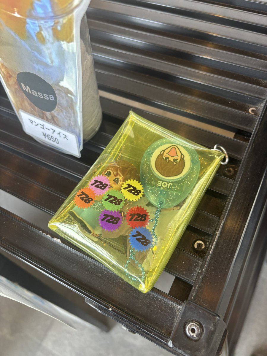 mana__shun0728's tweet photo. 伊丹空港のバス発券機横の「⭐︎Massa」というお店の看板のところに忘れ物ありました！！#なにわ男子 #なにわ1stDOME_VoyAGE #拡散希望 https://t.co/TCOfiSapA3