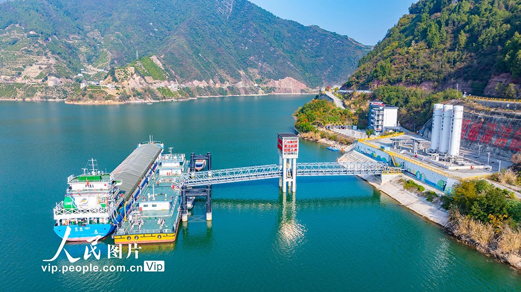 VoiceofPD's tweet image. Robots have replaced manual labor on the production line; old workshops and smokestacks are dismantled; pilot-scale testing of nanomaterials is moving forward steadily -- New quality productive forces are quietly reshaping the Chinese traditional #chemicalindustry, including