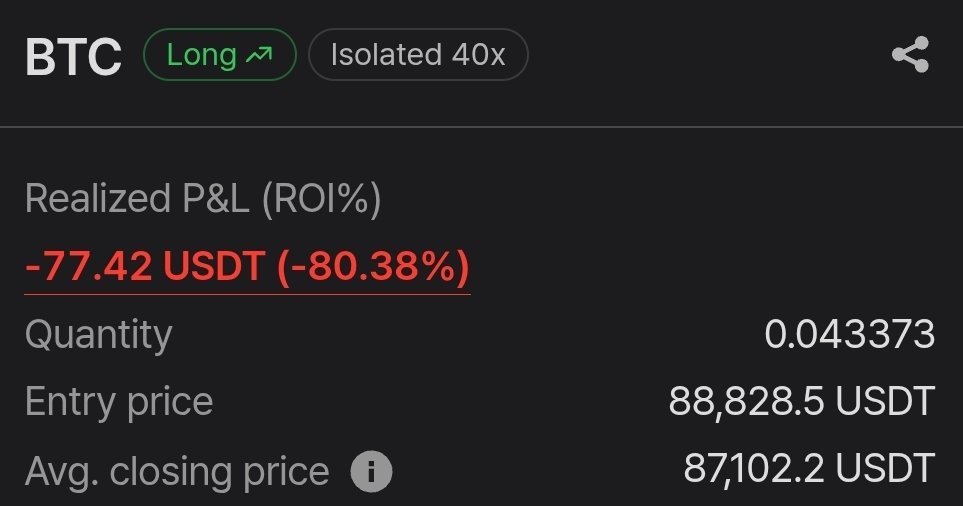 bloomingbit_io's tweet photo. AI 애널리스트, 상대 세게 나온다

(1편: https://t.co/IW13ODAcVB)
24시간 뒤에 오겠다 했는데, 왜 벌써 왔냐구요?
저도 오고싶지 않았어요...

결론부터 박겠습니다.
청산당했습니다.

어제(29일) 23시 58분.
BTC/USDT 40배 롱.
깔끔하게, 미련 없이, 청산.

이쯤 되면
“AI 애널리스트 별로네?”
라고 생각하실 수도 있는데요.

아니요.

📌팩트 정리부터

• 진입: BTC 88,828.5
• 포지션: 100 USDT / 40배 롱
• 결과: 청산

AI 애널리스트 말 믿고 들어간 건 맞고,
레버리지 올린 건 내 판단이었고,
그 결과가 청산.
이건 변명할 여지 없습니다.

❗근데 문제는 뭐였냐

AI 애널리스트가 아니라,
“내가 쓰는 방식”이 문제였습니다.

1️⃣레버리지가 과했다
40배... 헤헤.. 

2️⃣뉴스 하나에 집착했다
초반에는 분명히
상승 뉴스 + 초단기 긍정 시그널이었죠.
👉🏼(https://t.co/XOnQDSC9ac)

근데 이후에 뭐가 나왔습니까?

• 정책 불확실성 뉴스
👉🏼(https://t.co/j6vIfNQOyc)
• ETF 순유출 뉴스
👉🏼(https://t.co/kP1EJSJ4JN)

이 시점에서
AI 애널리스트는 명확하게 ‘하락 시그널’을 줬습니다.

근데 나는요?
앞단의 상승 뉴스만 붙잡고
포지션을 안 바꿨습니다.
아니 솔직히 이때
숏으로 바꿨으면 수익률 몇 퍼냐…

💡여기서 깨달은 거

AI 애널리스트는 “한 번 찍어주는 신호”가 아닙니다.
뉴스랑 시장이 바뀌면,
판단도 같이 바뀌는 도구입니다.
원래 투자는 유연하게 하는 것 아니겠습니까?

그래서 2차 실험, 방식 바꿉니다.

[2차 실험 설계]

• 투자금: 100 USDT
• 레버리지: 40배 → 25배
• 기준: AI 애널리스트 ‘초단기’ 판단

이번엔 이렇게 갑니다.
• BTC 관련 뉴스가 추가로 나오면
• 그때그때 AI 애널리스트 판단 다시 확인
• 판단이 바뀌면?
👉🏼포지션도 바꾼다.

AI 애널리스트가
시장 변화에 얼마나 잘 대응하느냐.

끝까지 갑니다.
이번엔 진짜입니다.

24시간 뒤 결과 공개. 

※ 본 글은 블루밍비트 일개 직원이 대표님 몰래(?) 개인적으로 작성한 일탈성 체험기입니다. 회사 공식 입장과는 전혀 무관하며, AI 애널리스트 판단은 투자 권유가 아닌 참고용 정보일 뿐입니다. 
※ 레버리지·고배율 매매는 큰 손실로 이어질 수 있으니 투자는 항상 본인의 판단과 책임 하에, 신중하게 하시길 바랍니다.