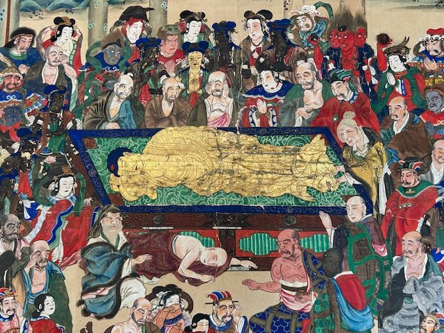 市内の某寺院様より「涅槃図」見せていただきました。
この時期（お釈迦様の命日とされる日）旧暦2月15日に出して飾っているそうです。
ふすま2枚分よりもまだ大きく、とってもありがたく見応えのある「涅槃図」です。