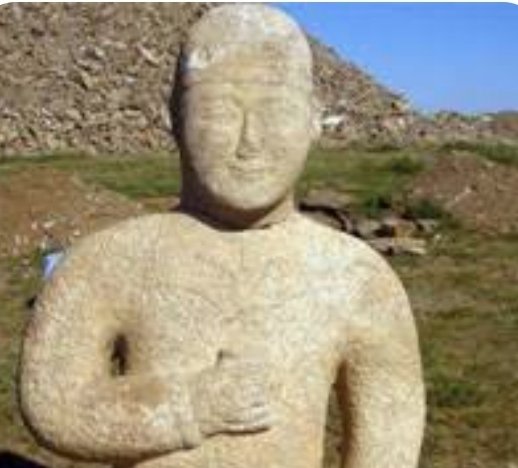 Atatürk'ün  sağ elini göğsüne, kalp hizasına yaslayarak durması aslında derin sembolik katmanlar taşıyan bir jesttir.

Bu duruş, sadece tarihsel bir protokolün yansıması değil, aynı zamanda Doğu mistisizmi, ezoterik gelenekler ve içsel enerji akışıyla bağlantılı bir duruştur.