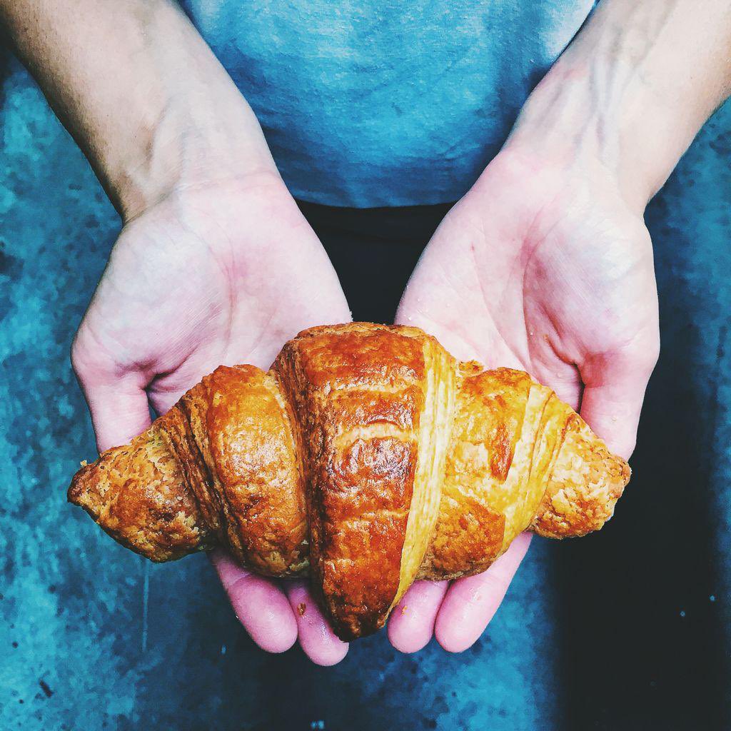 A pastry that has stood the test of time.

Born in Vienna, inspired by the crescent-shaped kipferl.
Later perfected in France, where butter took centre stage.

Folded, laminated, baked to golden perfection, layer after layer 💛