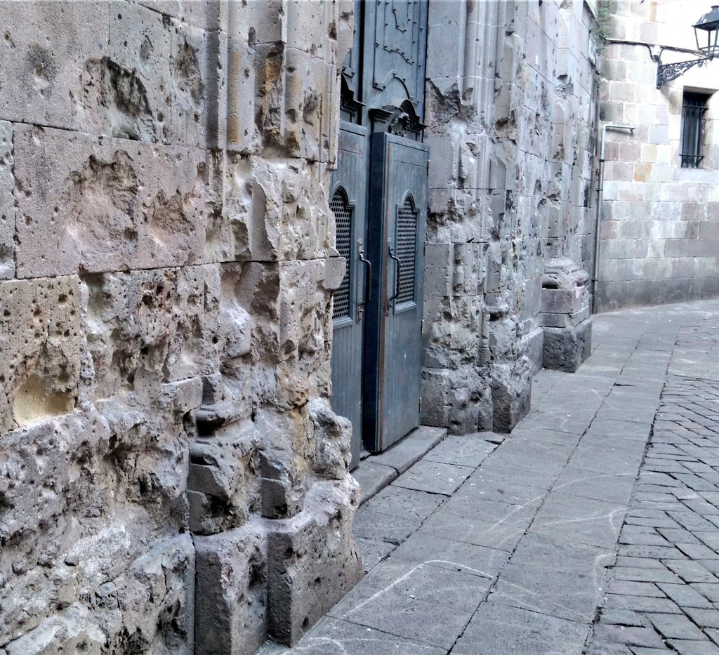 EsguardHistoric's tweet image. El 30 de gener de 1938 l'aviació italiana, aliada de Franco, bombardejà la plaça S. Felip Neri a Barcelona. El soterrani de l'escola on es refugiaren els nens s'esfondrà, quedant-hi atrapats. Mentre se'ls treia hi hagué un segon bombardeig. Els atacs deixaren 42 morts, molts nens