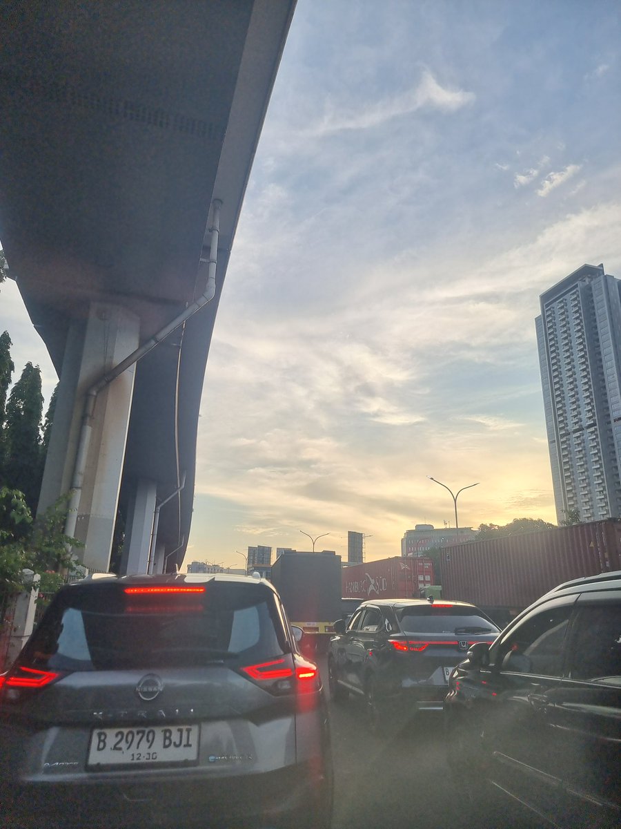 Lalin  masuk tol Jakarta arah Tangerang mulai Tomang, sangat macet. Ada apa di tol? <a href="/RadioElshinta/">Radio Elshinta</a> <a href="/TMCPoldaMetro/">TMC Polda Metro Jaya</a>